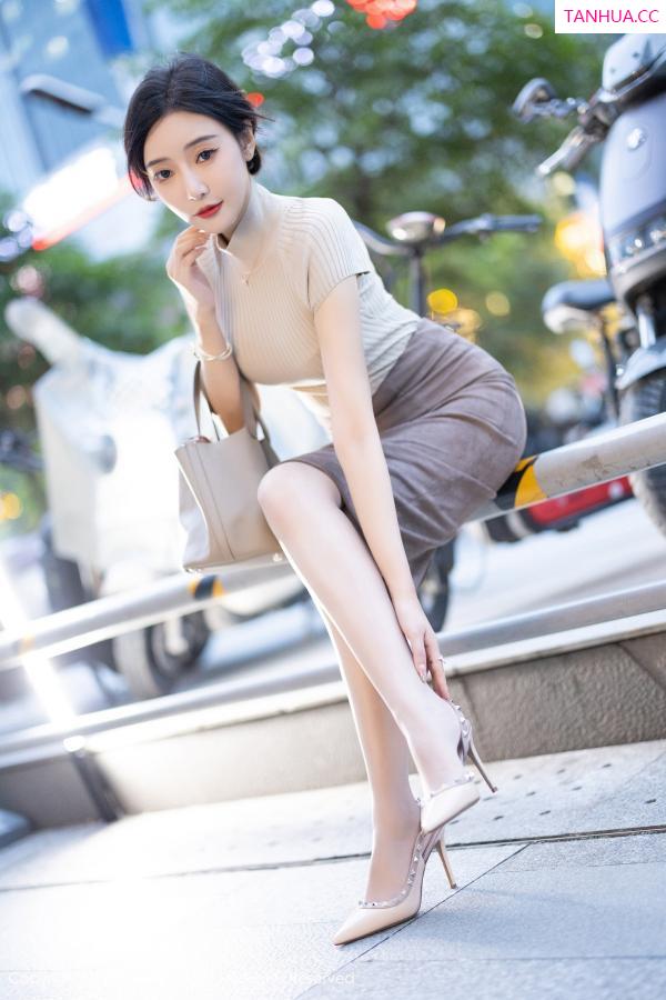 王馨瑶  [XiuRen]高清写真图 2024.06.21 No.8741 王馨瑶yanni 丝袜美腿第13张图片